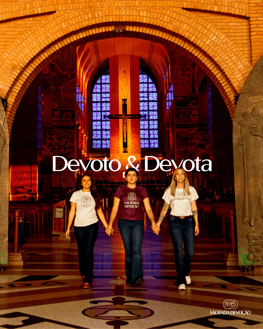 Devoto & Devota - Três pessoas de mãos dadas em frente ao Santuário de Aparecida