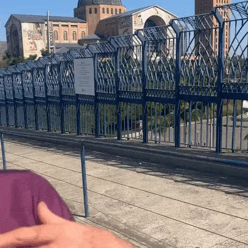 Colar sendo segurado em frente ao Santuário de Aparecida